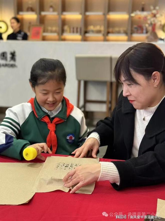 河北承德县第二小学少先队员进社区活字印刷体验活动(图2)