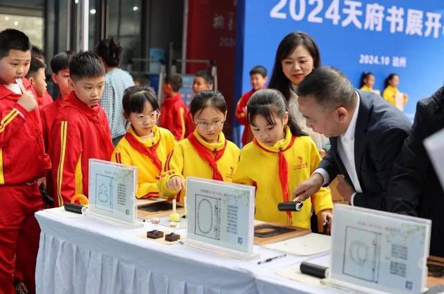 古代雕版印刷这门“冷门绝学”亮相2024天府书展达州分展场(图2)